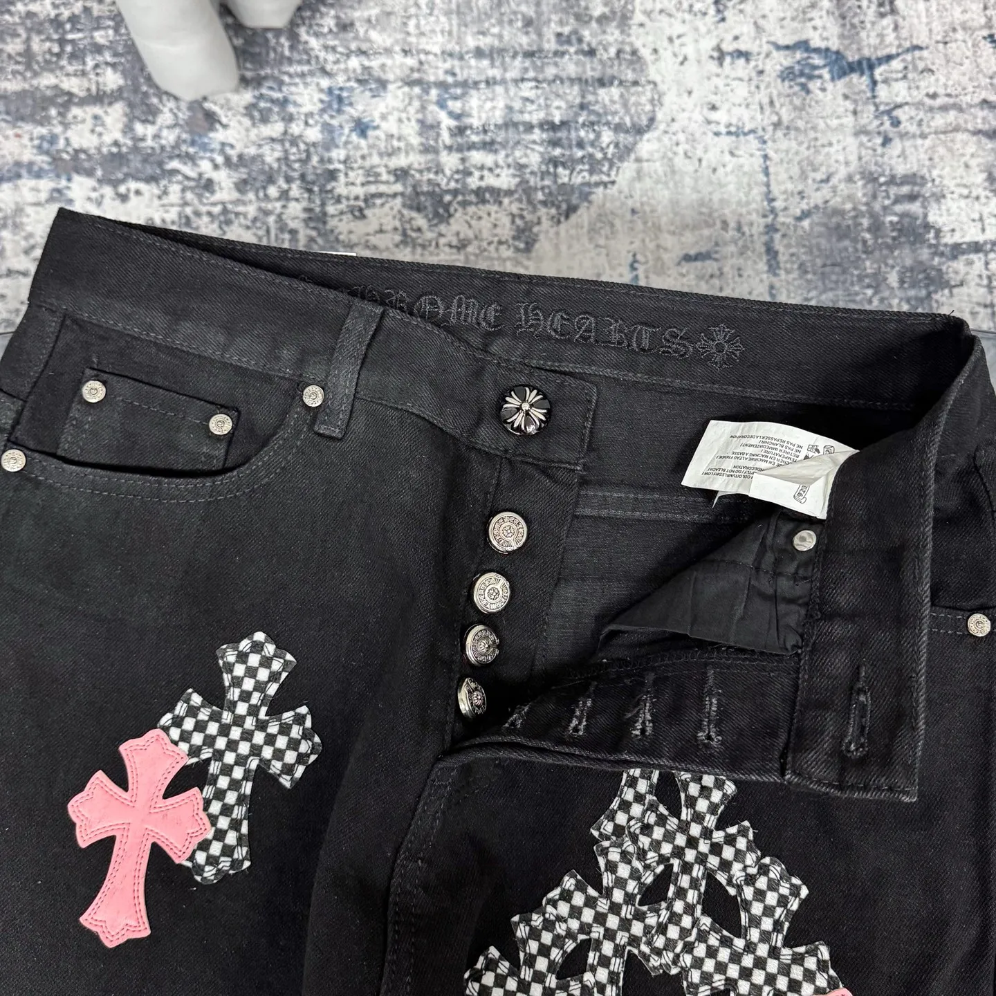 P280 Chrome Hearts ch Chrome Hearts Cherry Blossom Pink Checkerboard Cross Patch Leather Jeans, Original 5W+ It is well known that chromehearts jeans use vintage Levis jeans as the base for creation. They usually add their own unique silver buckles and silver ornaments, plus leather embellishments. This is the reason why the value of these vintage jeans doubles. Because the base is vintage jeans, the jeans themselves have been very soft and comfortable after years of baptism. This can be distinguished from ordinary jeans. Regarding the size, you should also refer to the pants data. Size: 28 30 32 34 (corresponds to S-XL) Size chart: 28 Waist 76 Pants length 104 Hips 102 30 Waist 80 Pants length 105 Hips 106 32 Waist 84 Pants length 106 Hips 110 34 Waist 88 Pants length 107 Hips 114